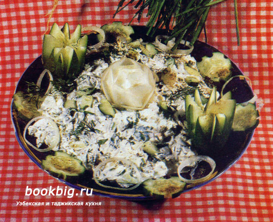 Салат с огурцами, редисом и сузьмой